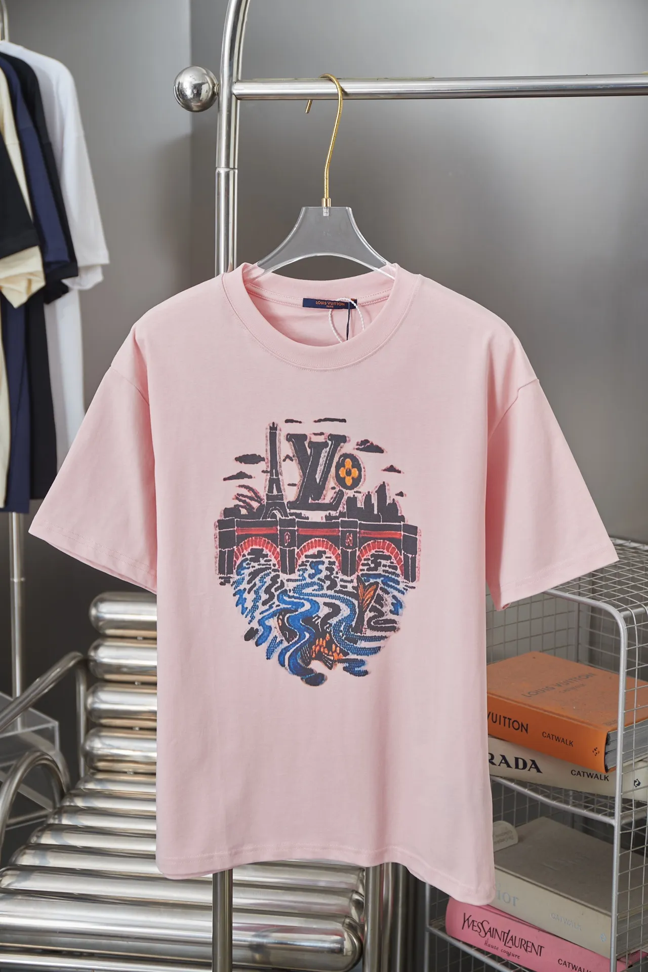 🅿️190 1V 25SS early spring new style Eiffel Tower river pattern short-sleeved, light luxury, essential item for daily commuting for men and women Correct version Welcome to compare Detailed features · 320g 100% pure cotton double yarn jersey fabric · Special thickened 32 pieces of double-strand 1X1 thread in the same vat custom dyeing · Digital direct injection of Eiffel Tower, bridge dyeing, river pattern printing • Turtle back design, letter logo and koi fish 🐟 embroidery · Double-needle stitching across seams · Original main mark, washed tag, branded moisture-proof paper packaging Color: White/Black/Pink Size: S/M/L/XL